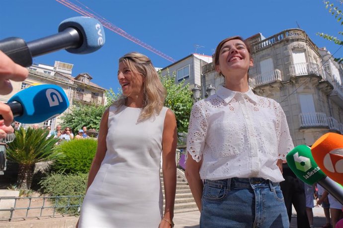 Archivo - La vicepresidenta segunda del Gobierno, Yolanda Díaz, ofrece declaraciones a los medios de comunicación junto  a la portavoz de Sumar en el Congreso, Marata Lois, durante la Fiesta del Pulpo de Carballiño, en la Plaza Mayor, a 13 de agosto de 