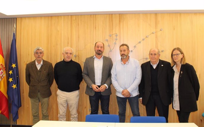 El director de Turismo de Galicia, Xosé Merelles, mantiene un encuentro con el presidente de la Asociación de Municipios del Camino de Invierno a Santiago, Enrique Álvarez, así como con distintos representantes de la entidad.