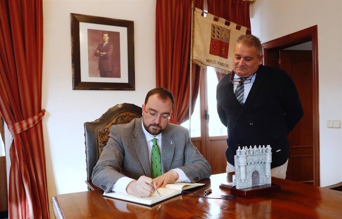 El presidente del Principado, Adrián Barbón, durante su visita al Ayuntamiento de Muros de Nalón