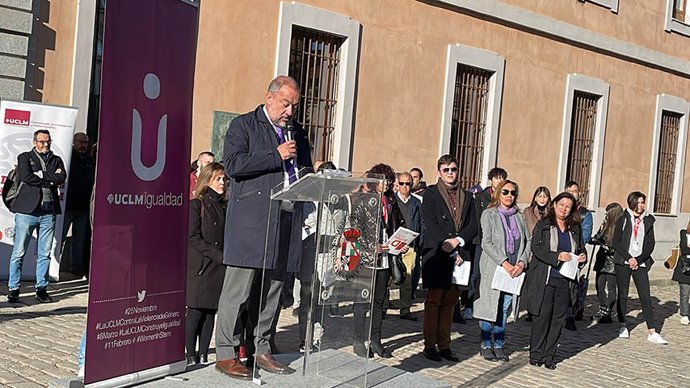 El rector participa en la lectura coral en el Campus de Toledo.