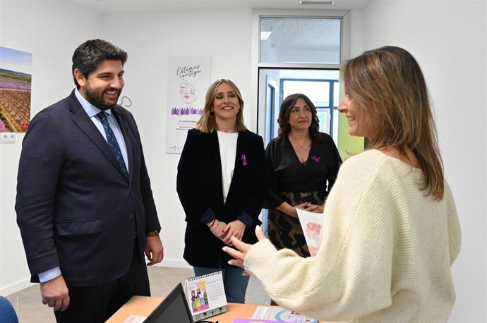 El presidente de la Comunidad, Fernando López Miras, visita el primer Centro de Crisis 24 horas para asistencia a mujeres víctimas de violencia sexual de la Región de Murcia.