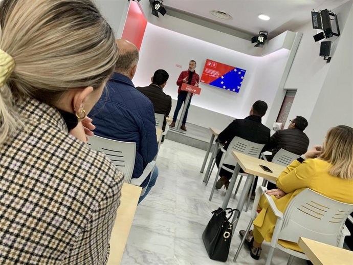 Rafael Recio, secretario general del PSOE de Sevilla, en una rueda de prensa.