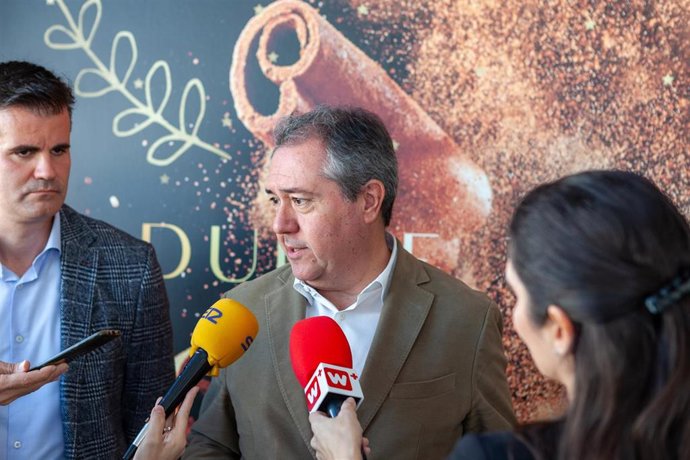 El secretario general del PSOE-A, Juan Espadas, atiende a los medios.