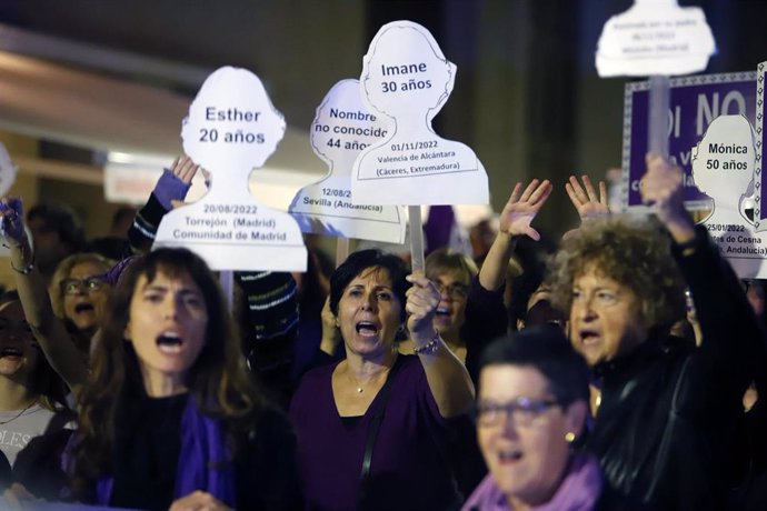 Archivo - Miles de personas recorren las calles de la capital en la manifestación del 25N por la eliminación de la violencia contra las mujeres, a 25 de noviembre de 2022 en Málaga (Andalucía, España). Miles de personas han participado en las manifestacio
