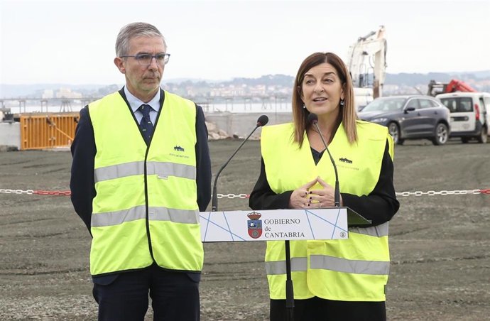 La presidenta de Cantabria, María José Sáenz de Buruaga, y el presidente del Puerto de Santander, César Díaz