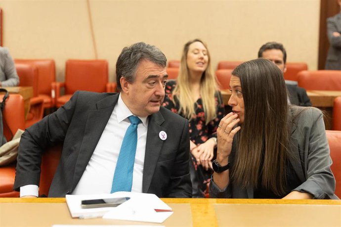 El portavoz del PNV en el Congreso, Aitor Esteban, y la diputada y portavoz de Junts, Miriam Nogueras, conversan, a 21 de noviembre de 2023, en Madrid