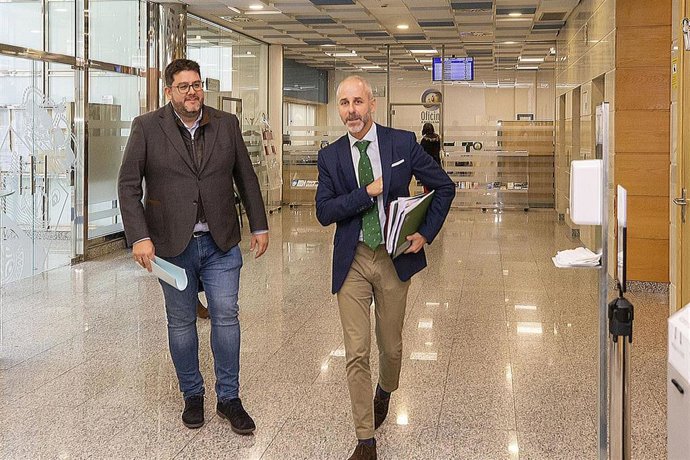 El Consejero De Educación,  Sergio Silva, Y El Director General De Personal Docente, Alberto Hontañón