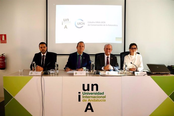 El rector de la UNIA, José Ignacio García, ha presidido la inauguración de la jornada enmarcada en la cátedra junto a la directora de la misma, María Altamirano, el director de la UICN, Maher Mahjoub, y el alcalde de Málaga, Francisco de la Torre.