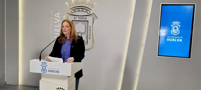 La viceportavoz del PSOE en el Ayuntamiento de Huelva, María Teresa Flores, en rueda de prensa.
