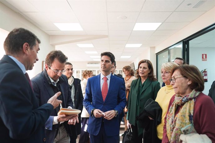 En el centro, el consejero de Educación, Ciencia y Universidades de la Comunidad de Madrid, Emilio Viciana.