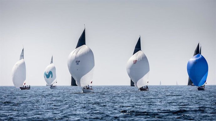 Archivo - La flota de 6 Metros compitiendo en una prueba en Sanxenxo