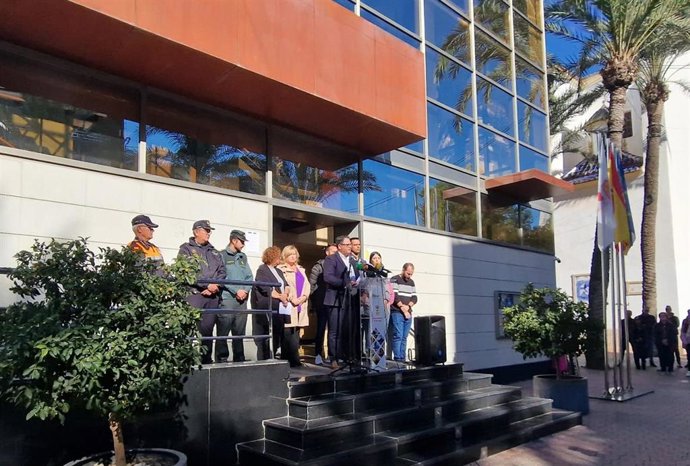 Concentración en Dolores (Alicante) para conmemorar el Día Internacional de la Eliminación de la Violencia contra la Mujer y para condenar la agresión sexual a una menor en el municipio.