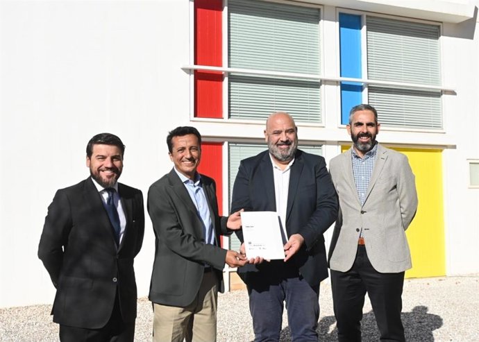 El alcalde de Palma, Jaime Martínez, participa en el acto de colocación de la placa Docomomo en el edificio Taller Sert.