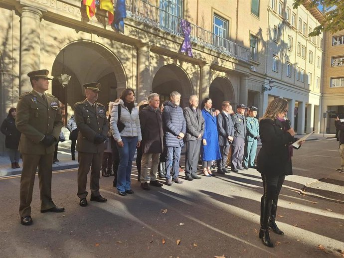 El subdelegado del Gobierno en Huesca, José Carlos Campo, y la alcaldesa, Lorena Orduna, en la concentración del 25N