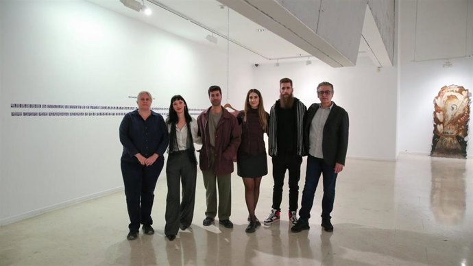 La directora artística CAC Málaga, Helena Juncosa, junto a Lucía OBrien, Jose Casas, María Fernández y Alejandro Cantalejo, y al decano de Bellas Artes Jesús Marín.
