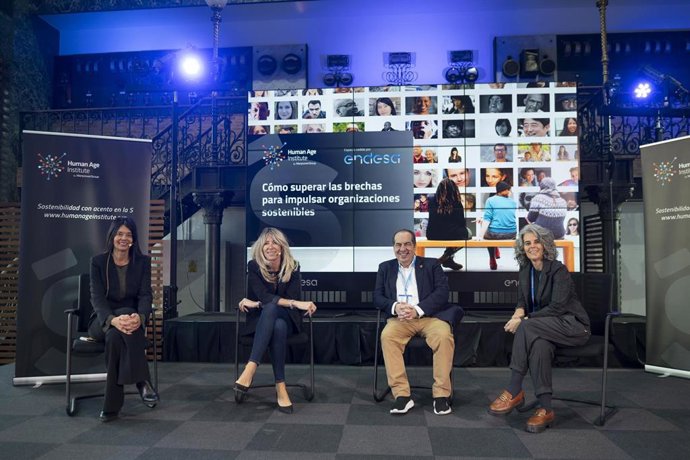 Ponentes del panel organizado en Barcelona por Human Age Institute. De izquierda a derecha, Silvia Leal, Margarita Álvarez, Juan Carlos Cubeiro y Merce Brey