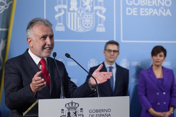 El nuevo ministro de Política Territorial y Memoria Democrática, Ángel Víctor Torres, interviene durante el acto de entrega de la cartera de Política Territorial, en la Delegación del Gobierno de Madrid, a 21 de noviembre de 2023, en Madrid (España). En