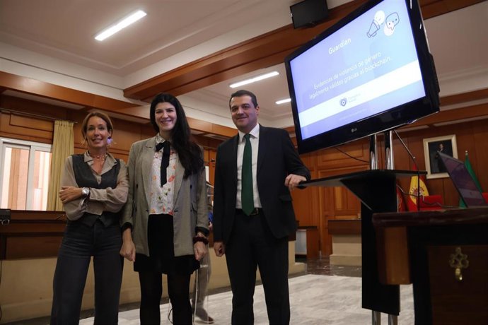 Presentación de la aplicación pionera de la empresa cordobesa No Solo Software para ayudar a las mujeres víctimas de violencia de género al grabar audios y vídeos desde el móvil cuando sufren un caso de violencia.