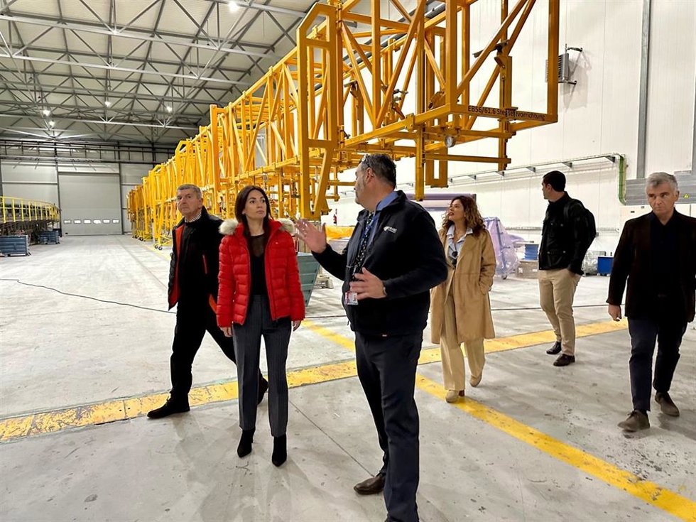 La presidenta de la APA, Rosario Soto, visita la empresa EBlades