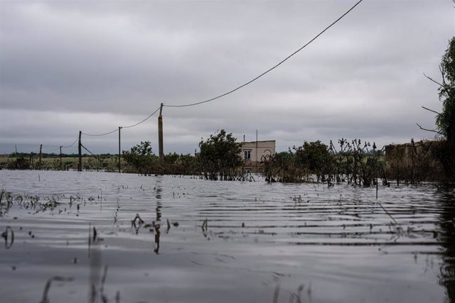 Archivo - June 12, 2023, Kherson, Ukraine: A house is seen half flooded with water in Mykhailivka. As Kherson's water level begins to drop, residents of the southern Ukrainian city return to their flooded home to face the aftermath while some villages are