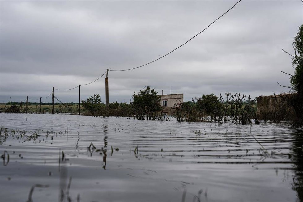 Archivo - June 12, 2023, Kherson, Ukraine: A house is seen half flooded with water in Mykhailivka. As Kherson's water level begins to drop, residents of the southern Ukrainian city return to their flooded home to face the aftermath while some villages a