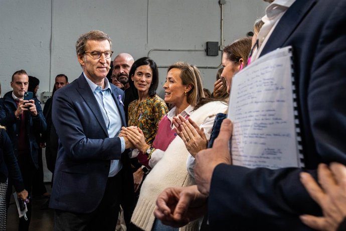 El presidente del PP, Alberto Núñez Feijóo, a su llegada a un acto organizado por el PP con motivo del Día Internacional de la Eliminación de la Violencia contra la Mujer, en el Espacio Jorge Juan, a 24 de noviembre de 2023, en Madrid (España). Cada 25 
