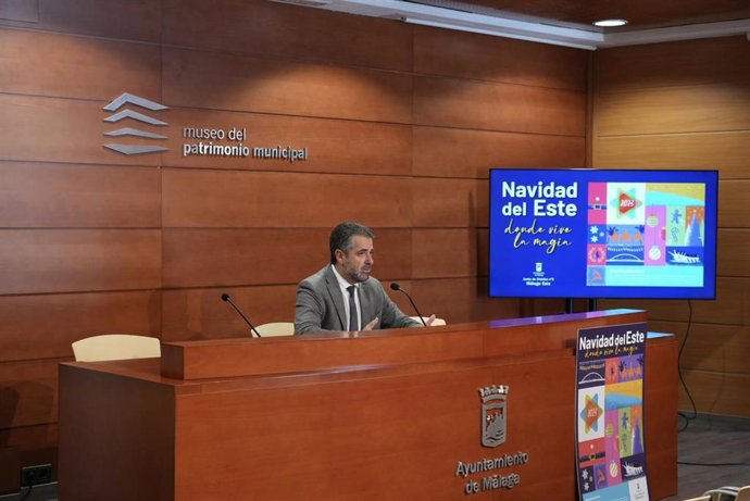 El concejal delegado del distrito, Carlos Conde, informa de actividades del Distrito Este