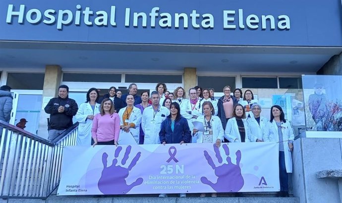 Profesionales del Infanta Elena en la puerta del hospital para mostrar su apoyo a las víctimas de violencia de género.