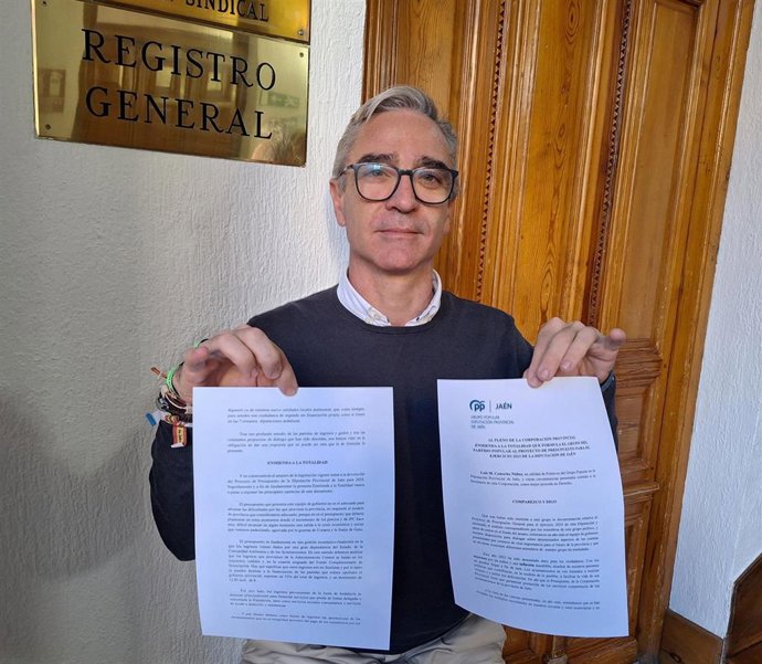 Camacho muestra la enmienda al presupuesto de la Diputación.