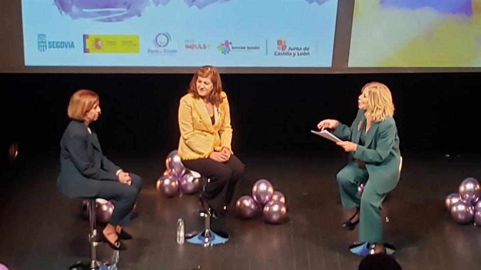 La fiscal de Violencia contra la Mujer, Pilar Lajo (izda), la concejal de Servicios Sociales, Azucena Suárez y la periodista Esmeralda Marugán