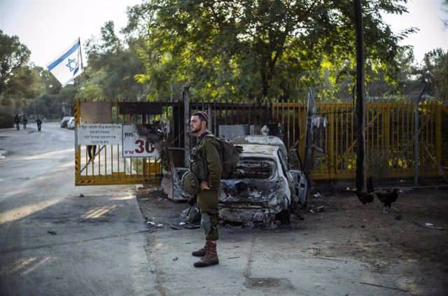 Archivo - Un soldado israelí en el kibutz Beeri, cerca de la Franja de Gaza.