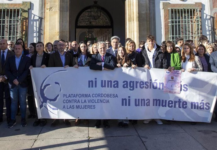 Salvador Fuentes (centro), en la concentración por el 25N ante el Palacio de la Merced.