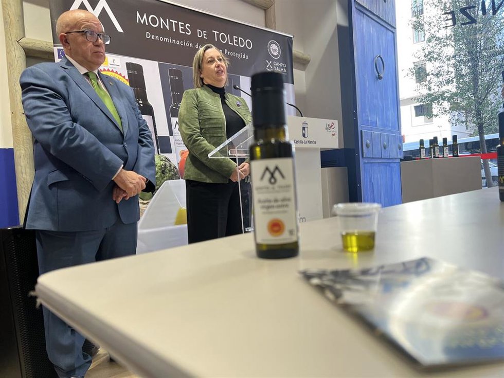 La directora general de Producción Agroalimentaria y Cooperativas, Elena Escobar Sánchez; y el presidente del Consejo Regulador de la DO Montes de Toledo, Gregorio Gómez.
