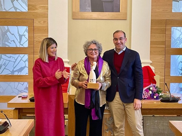 María José Pulido recibe el premio 25N del Consejo Sectorial de la Mujer del Ayuntamiento de Cáceres