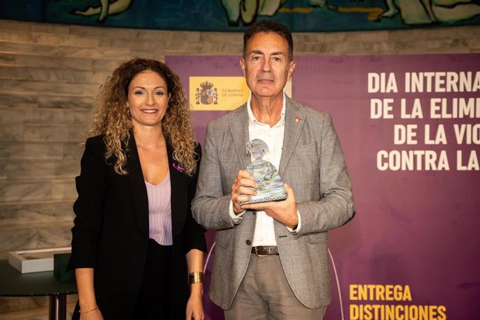 El ex delegado del Gobierno contra la Violencia de Género, Miguel Lorente, recibiendo el reconocimiento 'Menina' de manos de la delegada del Gobierno en Cantabria, Ainoa Quiñones.