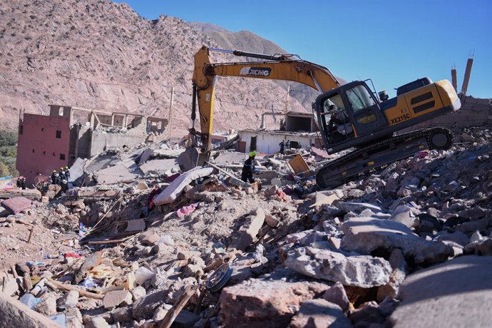 Archivo - Una máquina excavadora