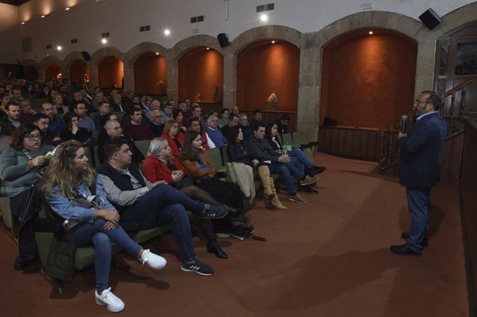 El presidente de la Diputación de Cáceres, Miguel Ángel Morales, explica los planes de inversión a alcaldes y alcaldesas