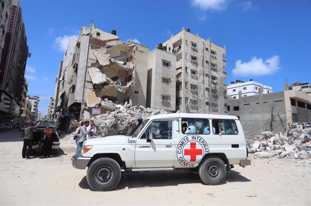 Archivo - Un vehículo del Comité Internacional de la Cruz Roja (CICR) en la ciudad de Gaza durante una visita del director general del organismo, Robert Mardini, a la Franja de Gaza (archivo)