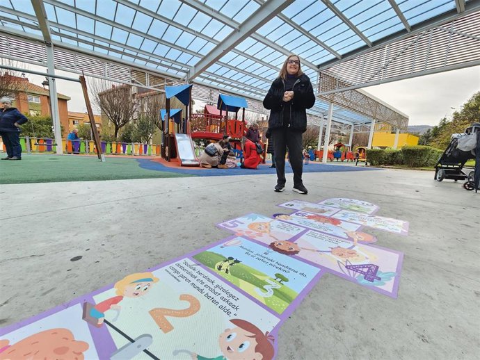 Iratxe Foces junto a la rayuela de la igualdad colocada en el parque de la Plaza de las Esculturas.