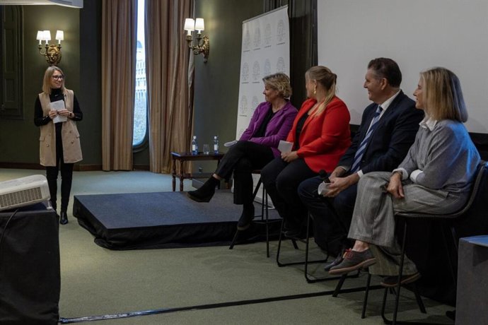 Lola Estevan (Evercom) ante Mar Galtés (Tech Barcelona), Marja Huiskamp (Barcelona Health Club), Pau Solanilla (Ayto.) y Alexandra Marcó (Consorci de Turisme)