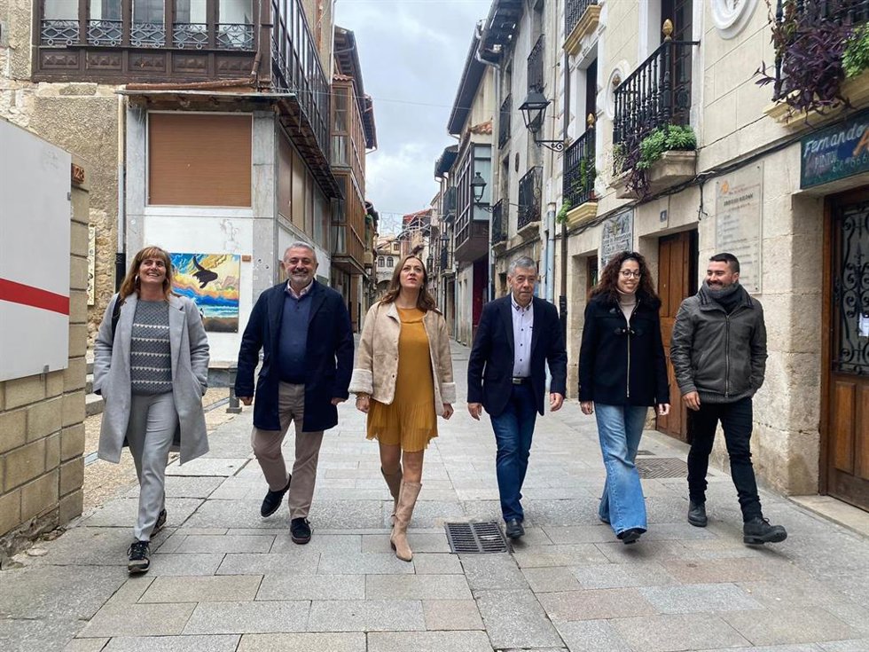 Barcones junto al alcalde de Medina de Pomar y otros compañeros.
