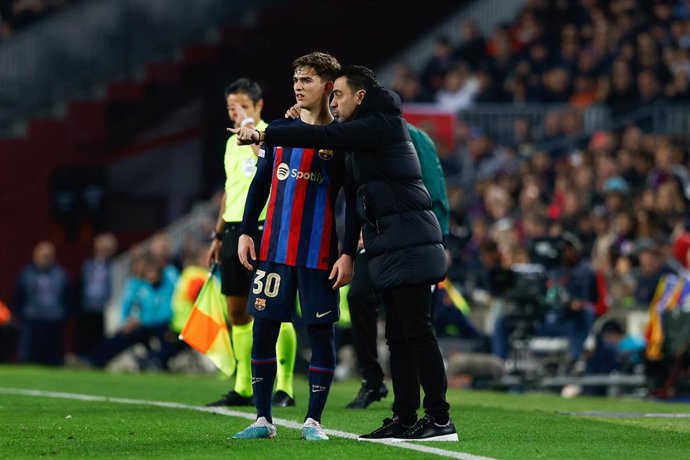 Archivo - Gavi y Xavi en un partido del FC Barcelona