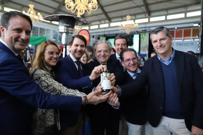 Fuentes (centro), en la inauguración de la Feria del Aceite Fresco de Cabra.