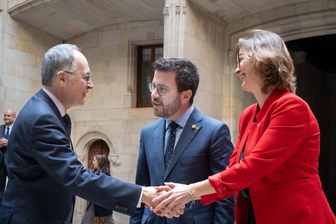 El secretari d'estat per a la UE, Pascual Ignacio Navarro, el president de la Generalitat, Pere Aragons, i la consellera d'Acció Exterior, Mertixell Serret