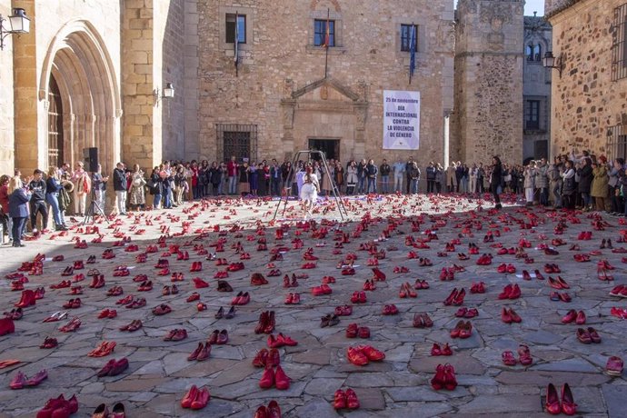 Voces de mujeres y cientos de zapatos rojos recuerdan en Cáceres a las víctimas de la violencia de género