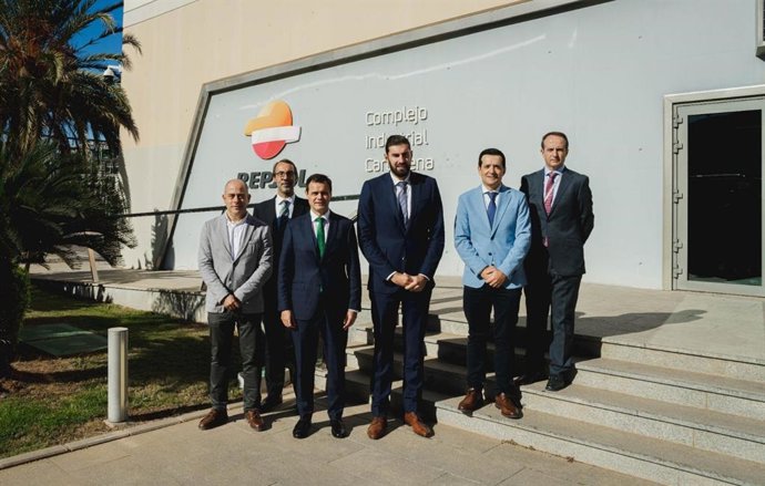 El vicepresidente y consejero de Interior, Emergencias y Ordenación del Territorio de la Región de Murcia, José Ángel Antelo, ha visitado hoy las instalaciones del Complejo Industrial de Repsol en Cartagena