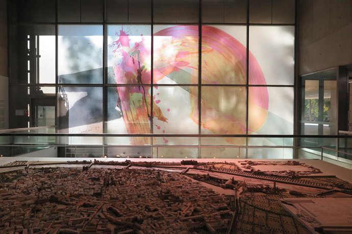 El MuVIM pinta su Vitrall con las lágrimas rojas de Olga Sinclair con motivo del 25N