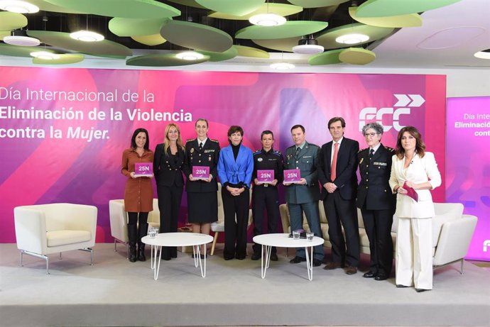 Foto de familia tras la celebración del acto. 