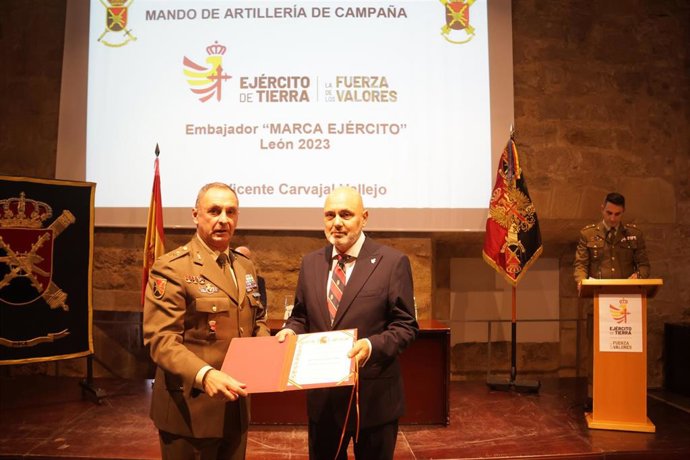 Un momento de la entrega del reconocimiento a Vicente Carvajal (d).