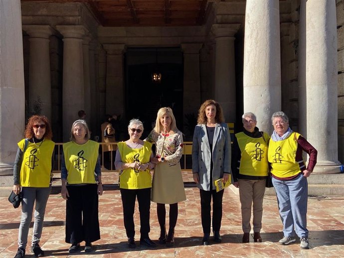 La concejala de Servicios Sociales, Marta Torrado, con la concejala del PSPV Maite Ibáñez  tras leer el manifiesto de Aministía Internacional